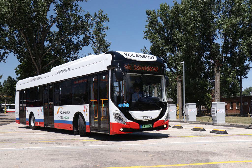 Átadták az első két székesfehérvári rendeltetésű Ikarus 120e villanybuszt