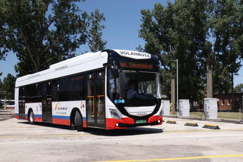 Átadták az első két székesfehérvári rendeltetésű Ikarus 120e villanybuszt