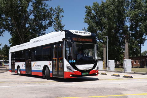 Átadták az első két székesfehérvári rendeltetésű Ikarus 120e villanybuszt