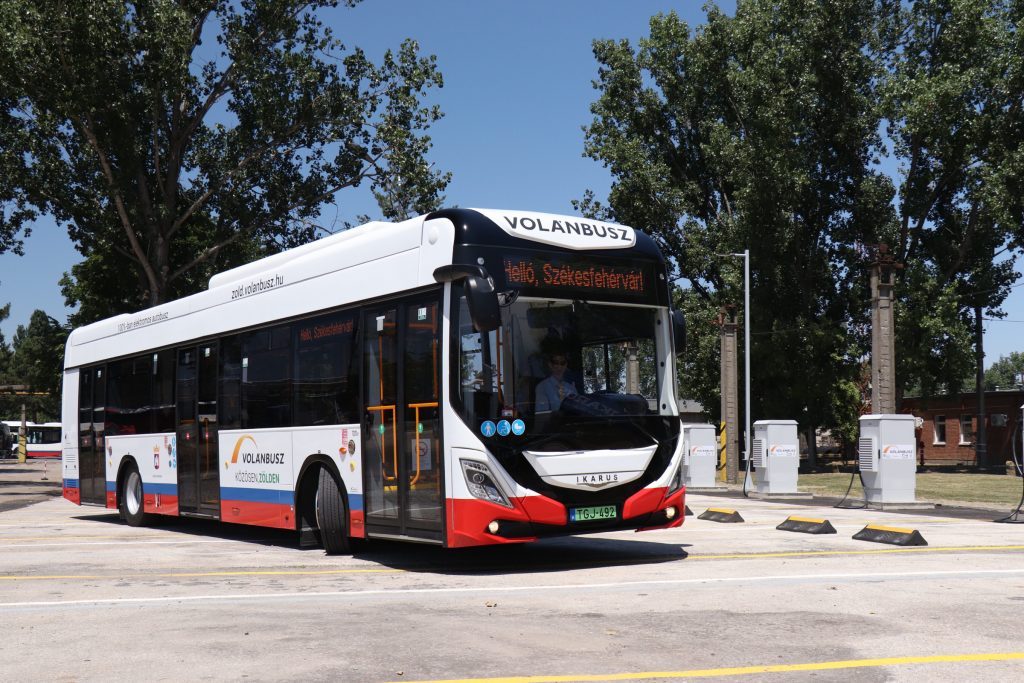 Átadták az első két székesfehérvári rendeltetésű Ikarus 120e villanybuszt