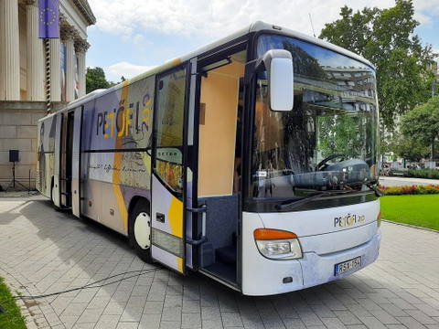 Buszos vándorkiállítás indul Petőfi Sándor születésének 200. évfordulójára