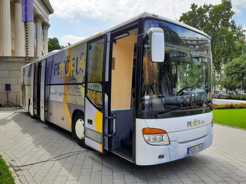Buszos vándorkiállítás indul Petőfi Sándor születésének 200. évfordulójára