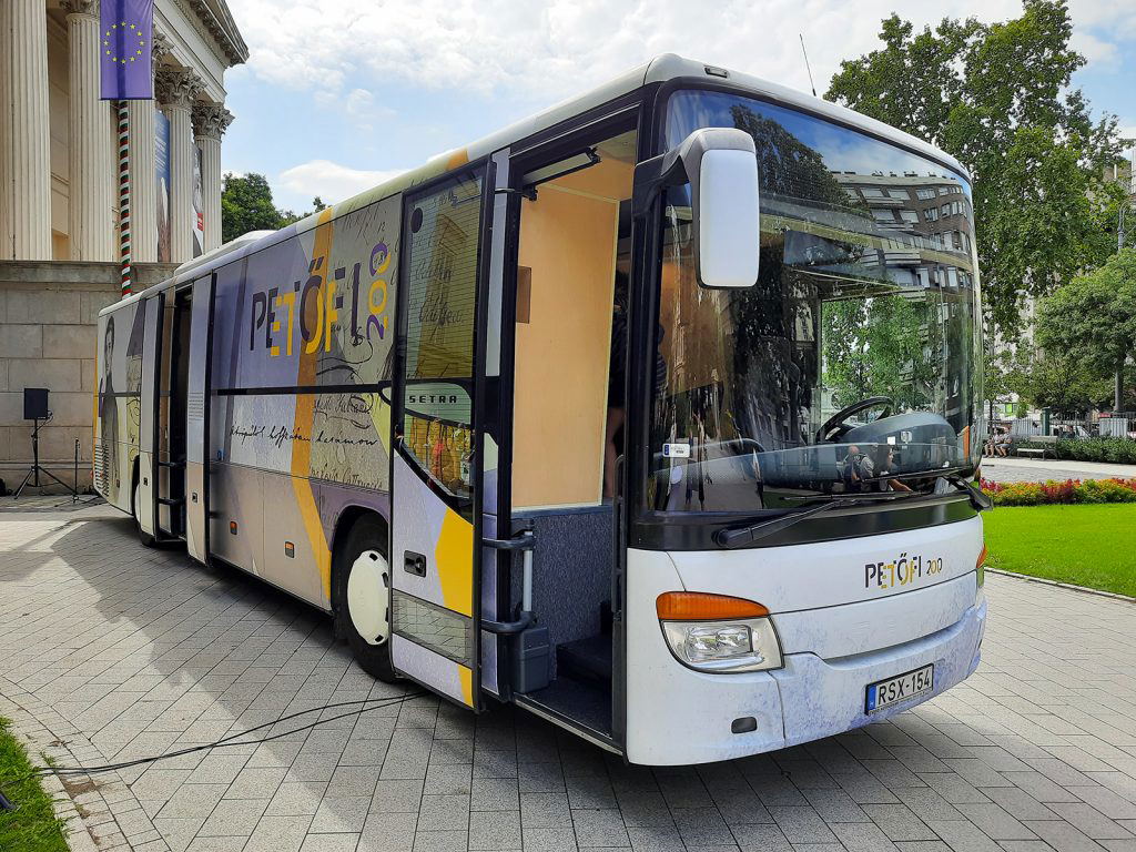 Buszos vándorkiállítás indul Petőfi Sándor születésének 200. évfordulójára