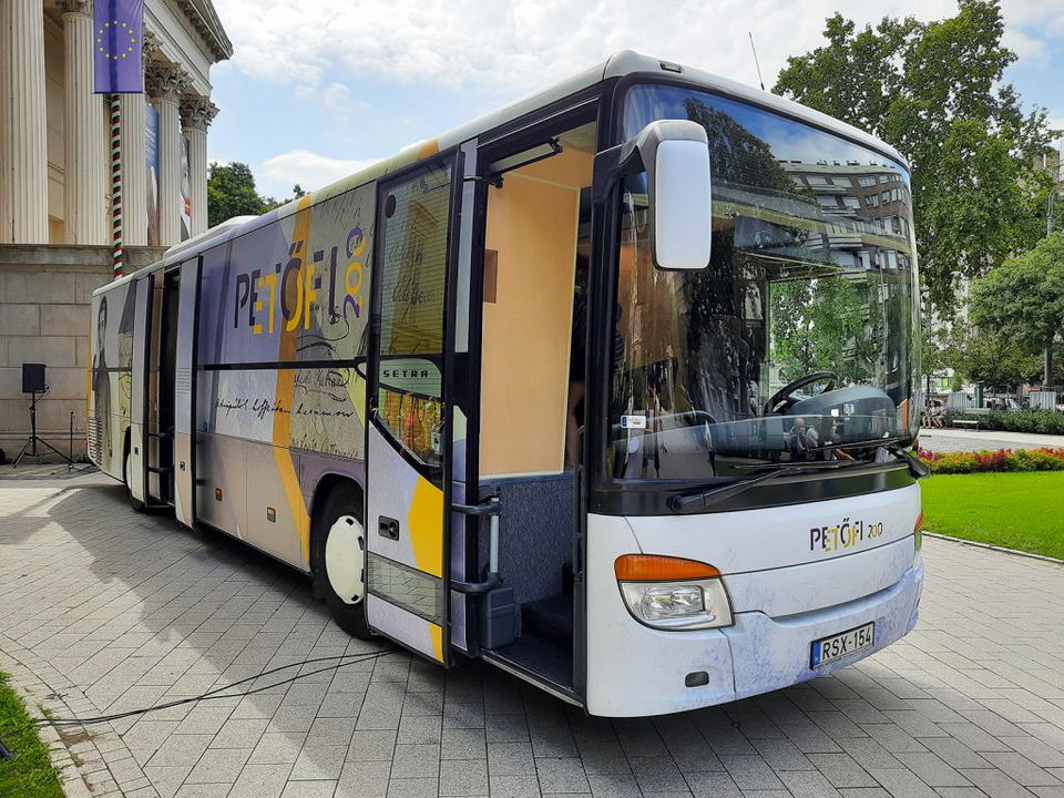 Buszos vándorkiállítás indul Petőfi Sándor születésének 200. évfordulójára
