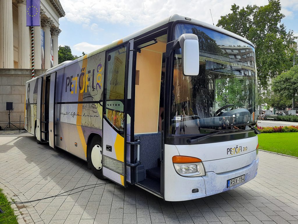 Buszos vándorkiállítás indul Petőfi Sándor születésének 200. évfordulójára