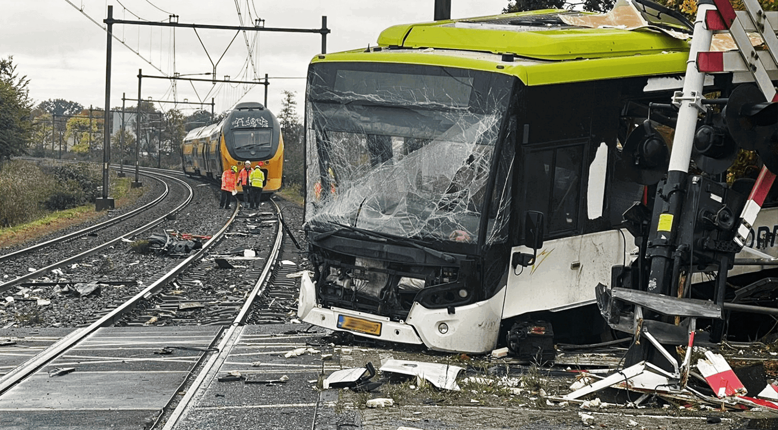 Emeletes motorvonat szakított ketté egy autóbuszt Hollandiában