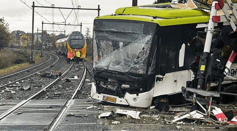 Emeletes motorvonat szakított ketté egy autóbuszt Hollandiában