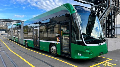 Megérkezett Bázelbe az első duplacsuklós Hess villanybusz