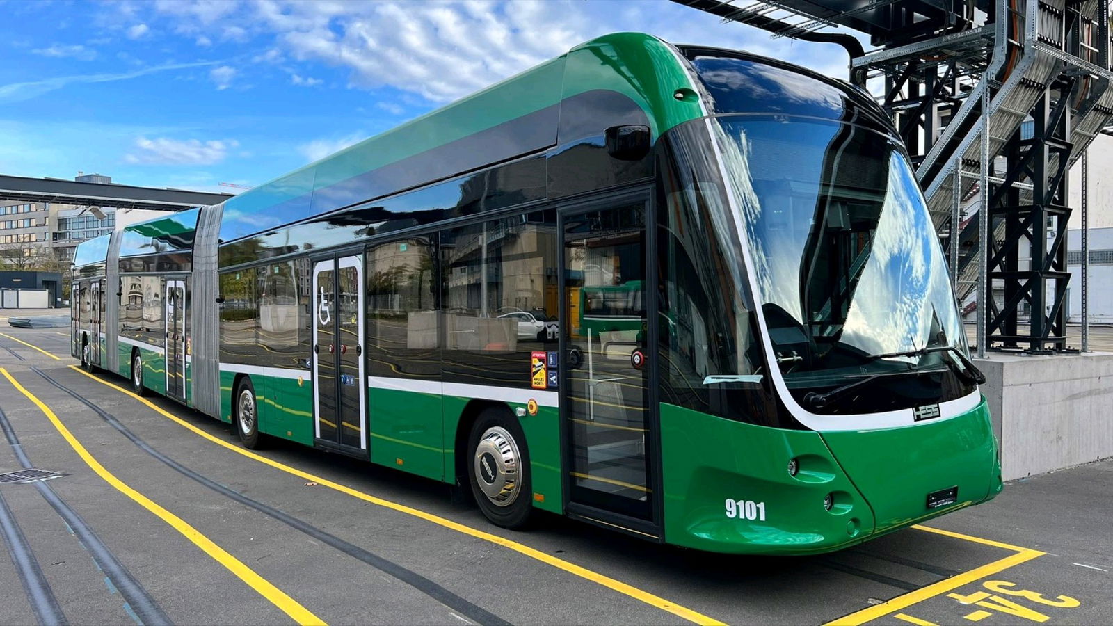 Megérkezett Bázelbe az első duplacsuklós Hess villanybusz