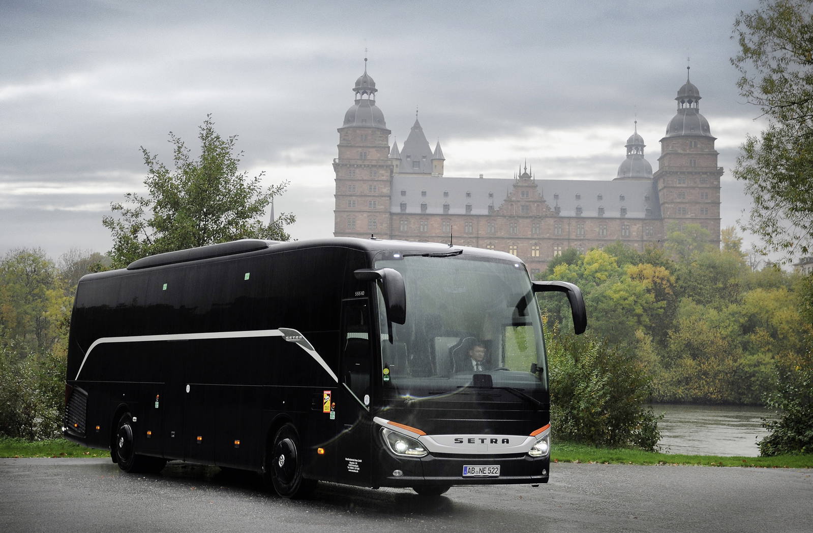 Setra turistabusz az európai politikai elit számára