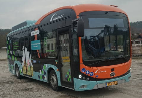 Komló is kipróbálja a BYD villanymidijét