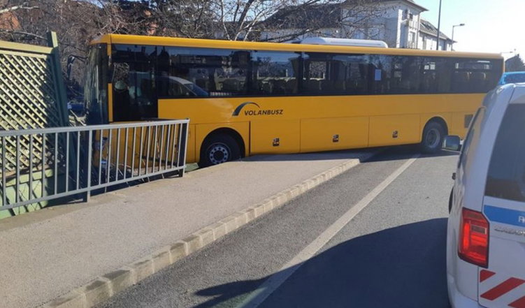 Balesetet szenvedett a Volánbusz egyik autóbusza Győrben, átszakította a Baross Gábor híd korlátját
