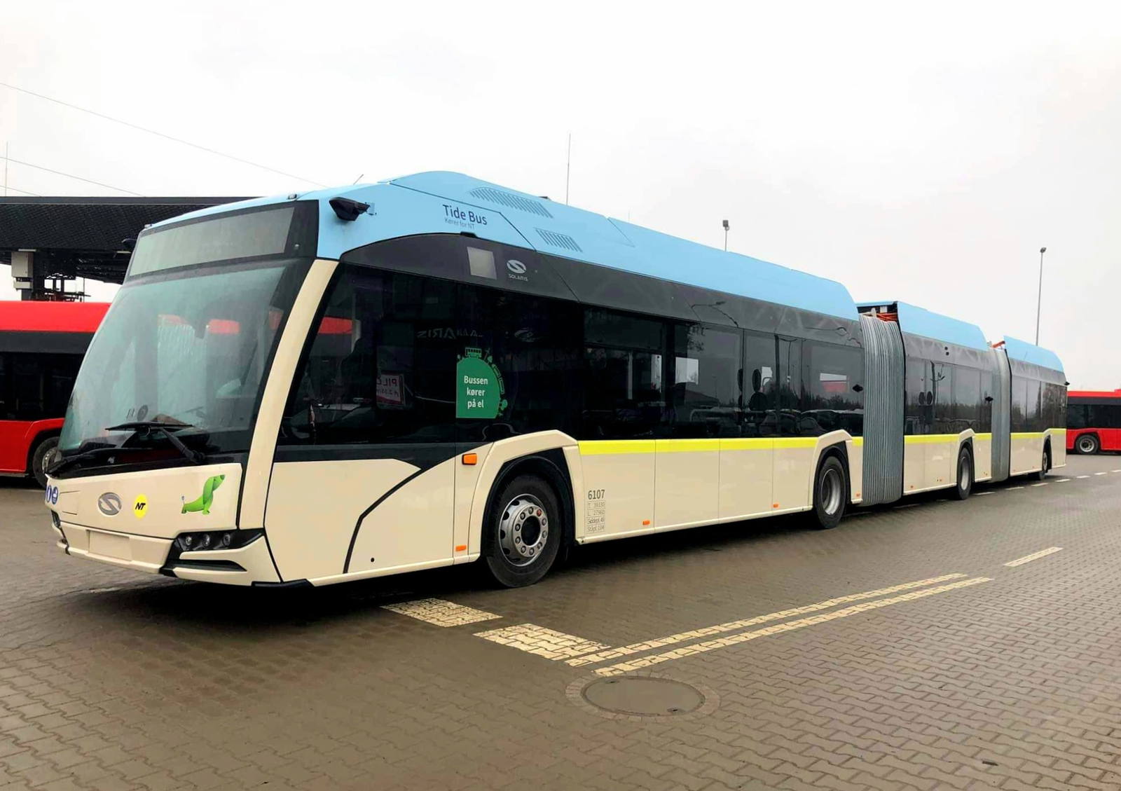 Szállingóznak Aalborg duplacsuklós Solaris villanybuszai