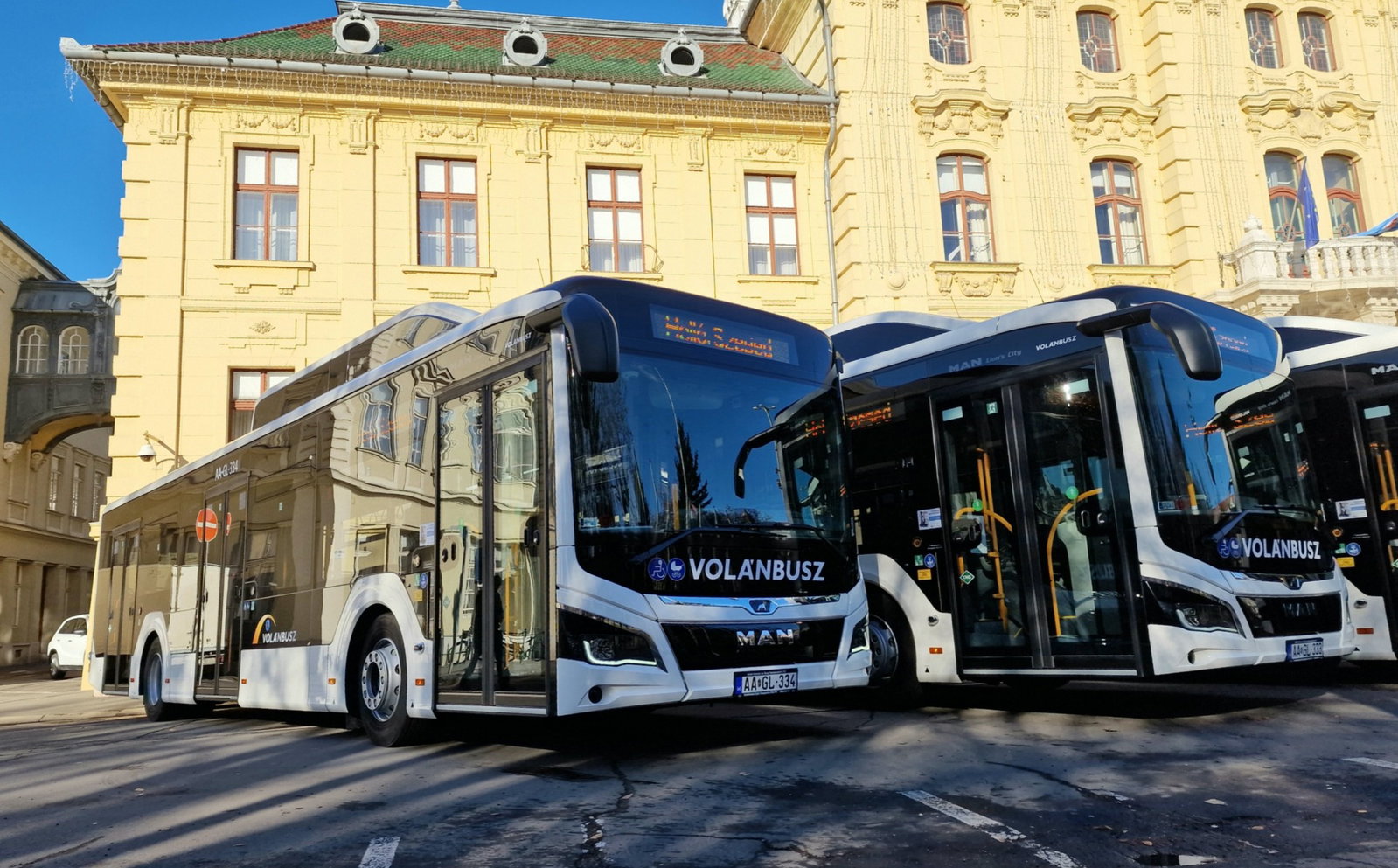 Közel negyed évszázad után ismét gázbuszok töltötték meg a szegedi Széchenyi teret