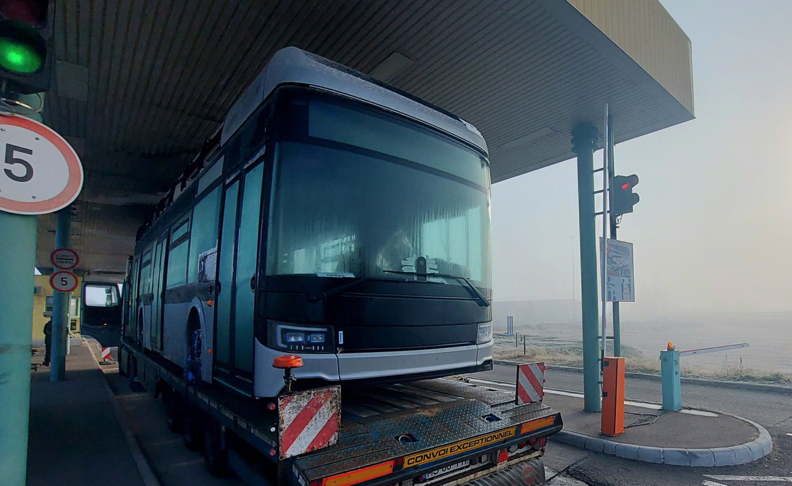 Röszkén futottak össze a francia Optymo Van Hool hidrogénbuszaival