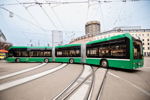 Duplacsuklós villanybuszok álltak forgalomba Bázel reptéri vonalán