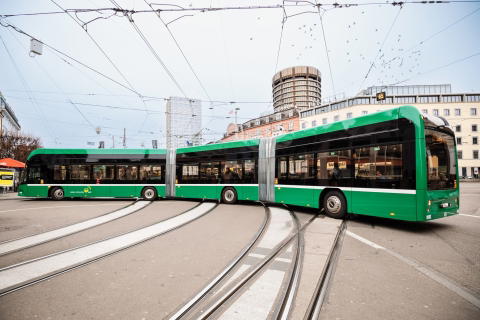 Duplacsuklós villanybuszok álltak forgalomba Bázel reptéri vonalán