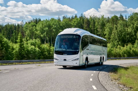 Limitált szériás turistabusszal ünnepli 30 éves együttműködését a Scania és az Irizar