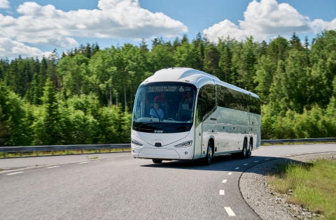 Limitált szériás turistabusszal ünnepli 30 éves együttműködését a Scania és az Irizar