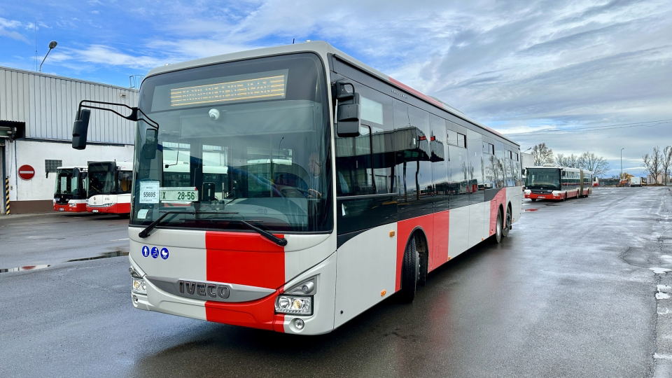 Háromtengelyes Iveco Crosswayeket vet be reptéri járatán a prágai DPP