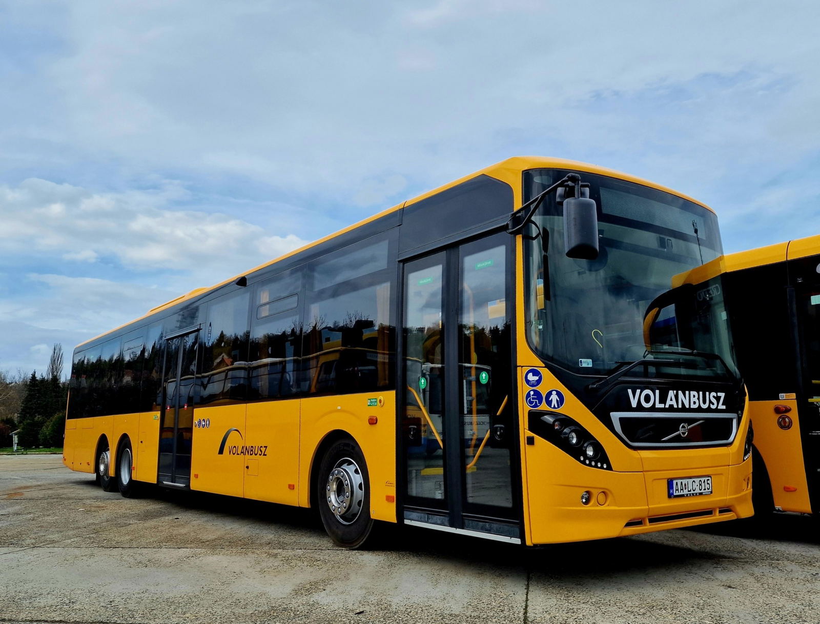 Az ország 11 megyéjében jelenhetnek meg hamarosan a Volánbusz legújabb háromtengelyes Volvói