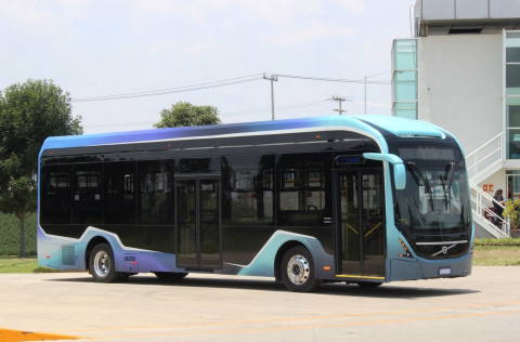 Míg Európában befejezi a komplett buszok gyártását, addig Mexikóban új e-buszt mutatott be a Volvo Buses