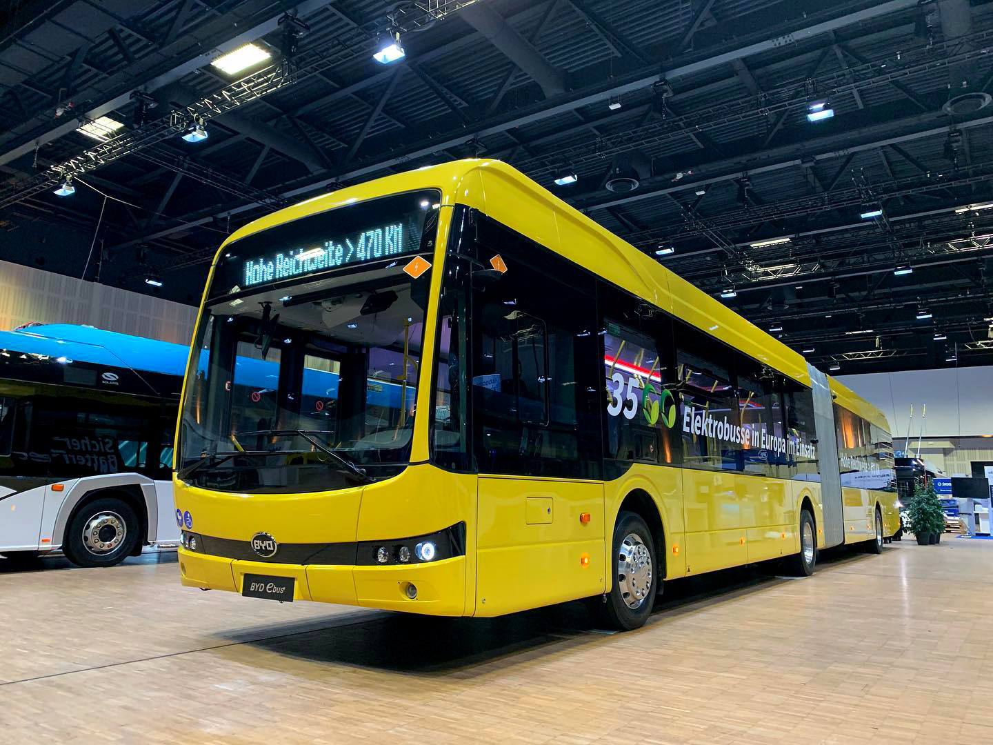 Szép csendben egy közel 19 méteres csuklóst csempészett európai kínálatába a BYD