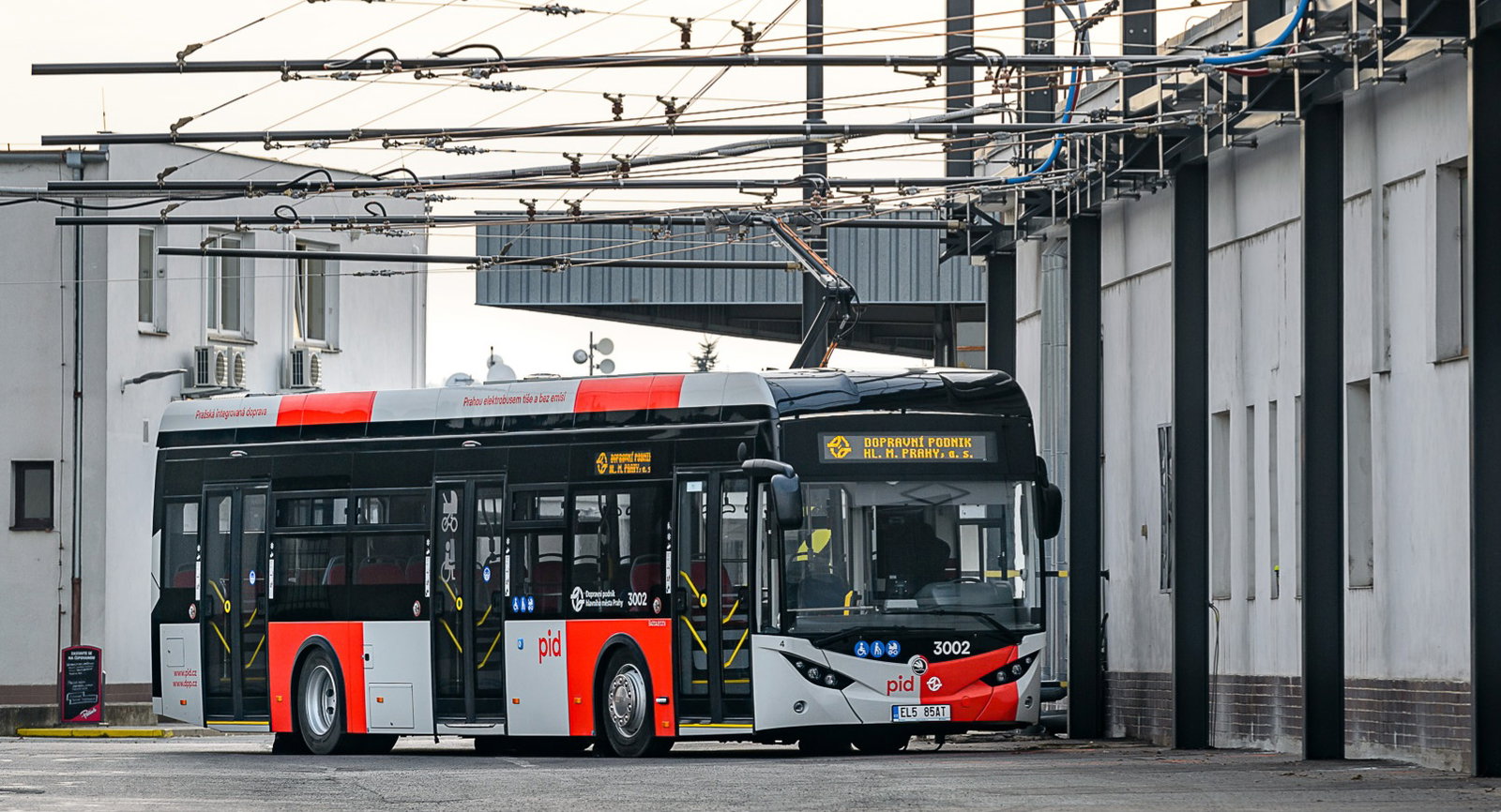 Száz elektromos busz beszerzését indította el a cseh főváros