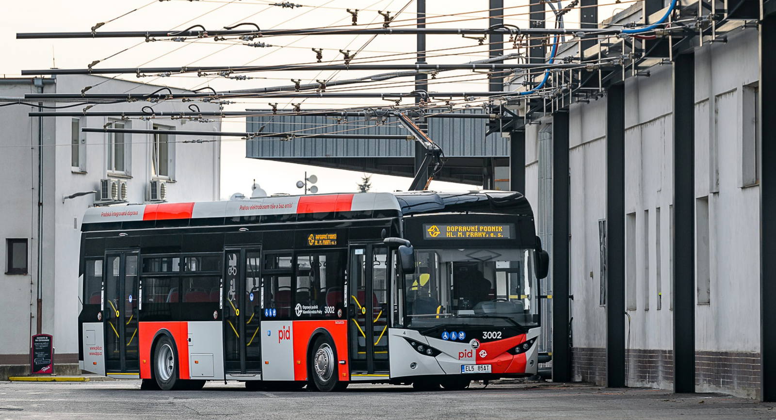 Száz elektromos busz beszerzését indította el a cseh főváros