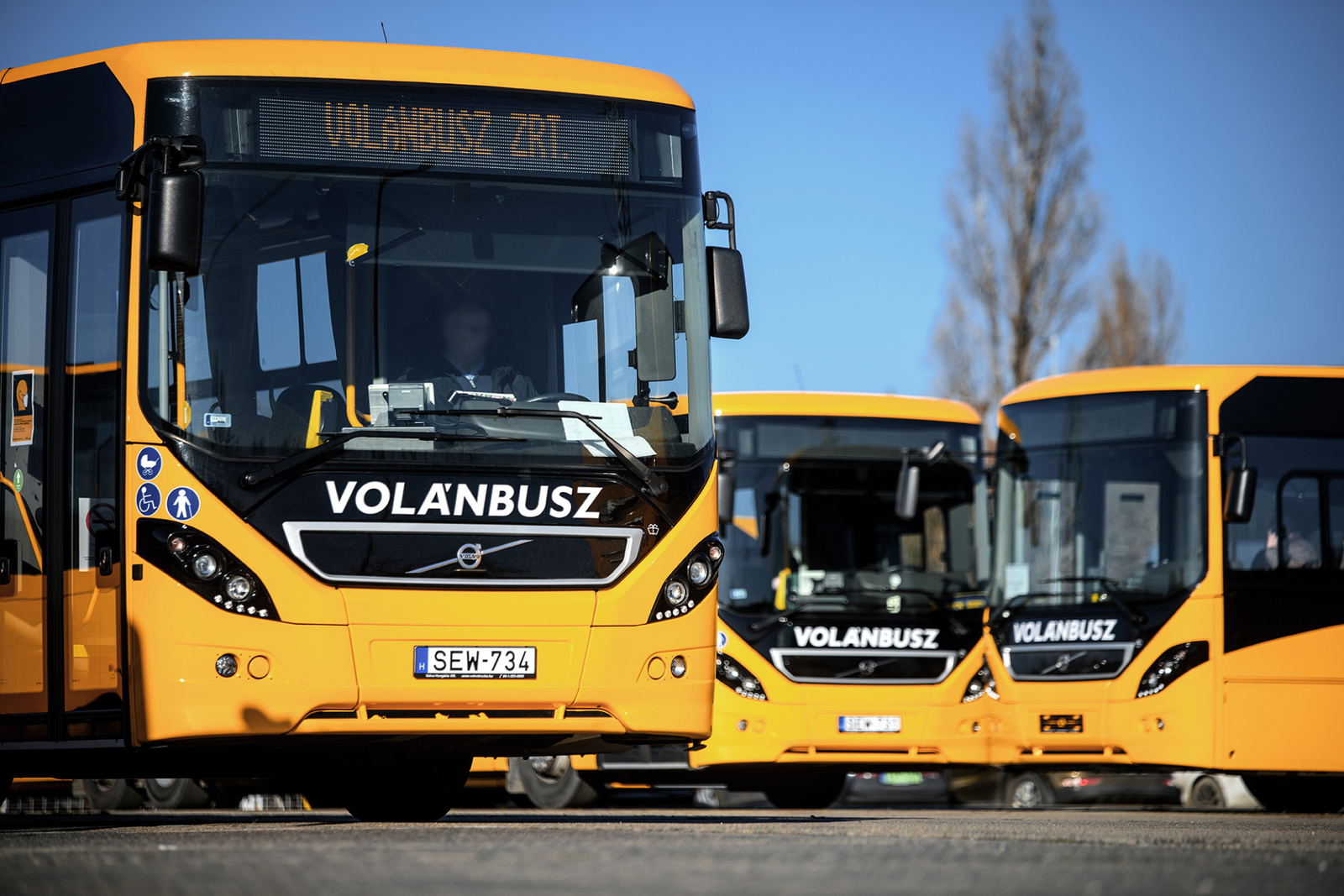 Újabb vadonatúj háromtengelyes Volvo 8900-asok álltak forgalomba a Volánbusznál