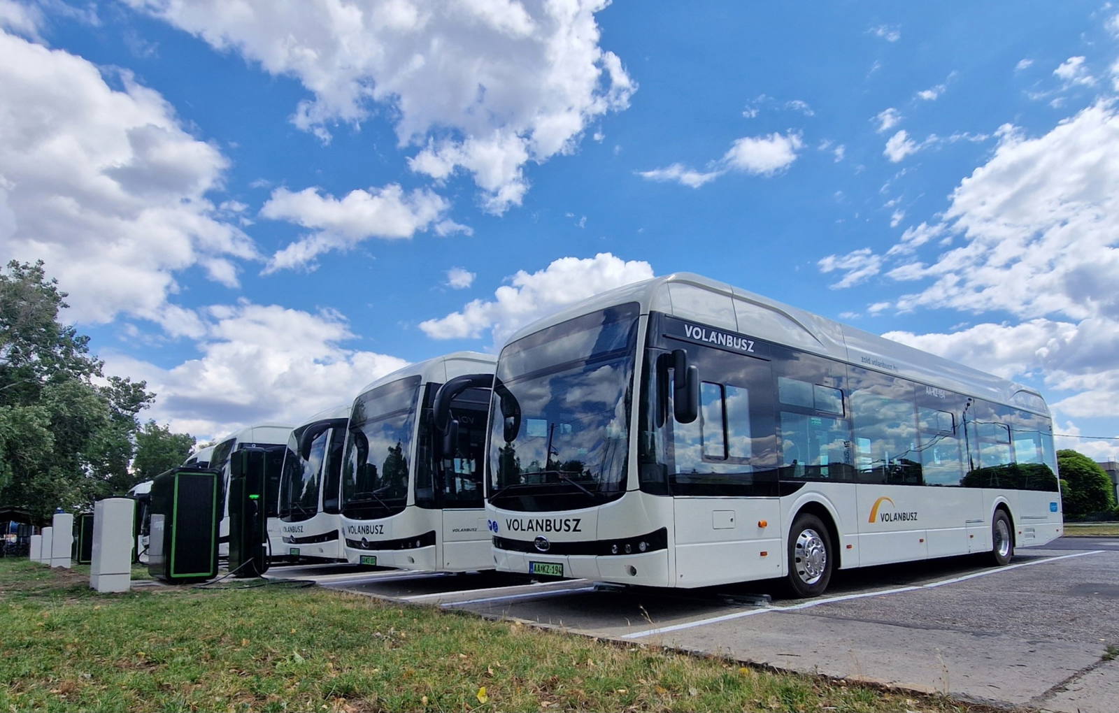 A szegedi kocsik átadásával teljessé vált a Volánbusz elektromos BYD-flottája