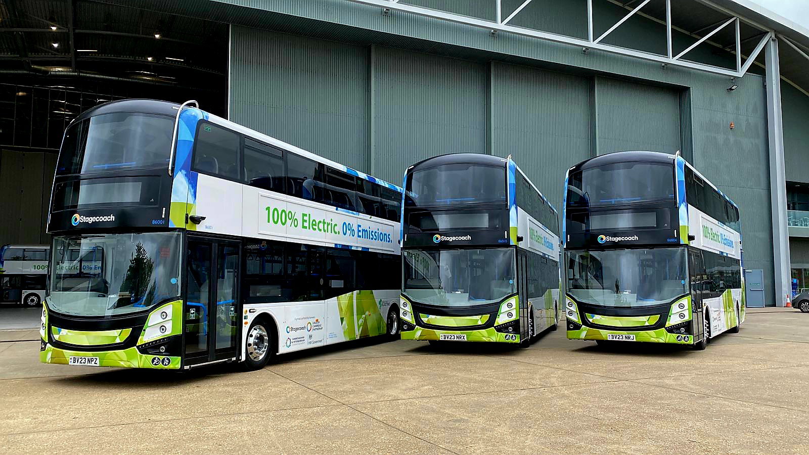 Harminc Volvo alvázas emeletes MCV villanybusz áll forgalomba Cambridge környékén