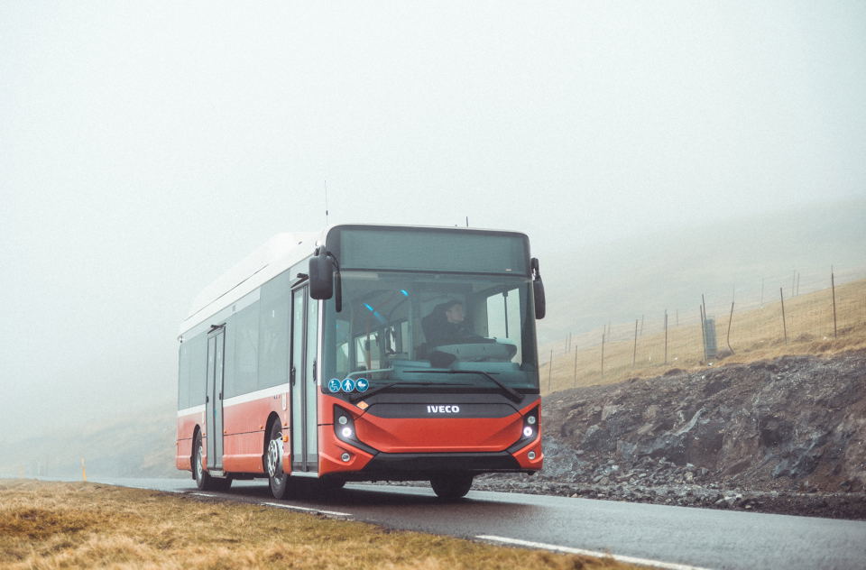 Az Iveco logóját viselik a Feröer-szigetek első elektromos buszai