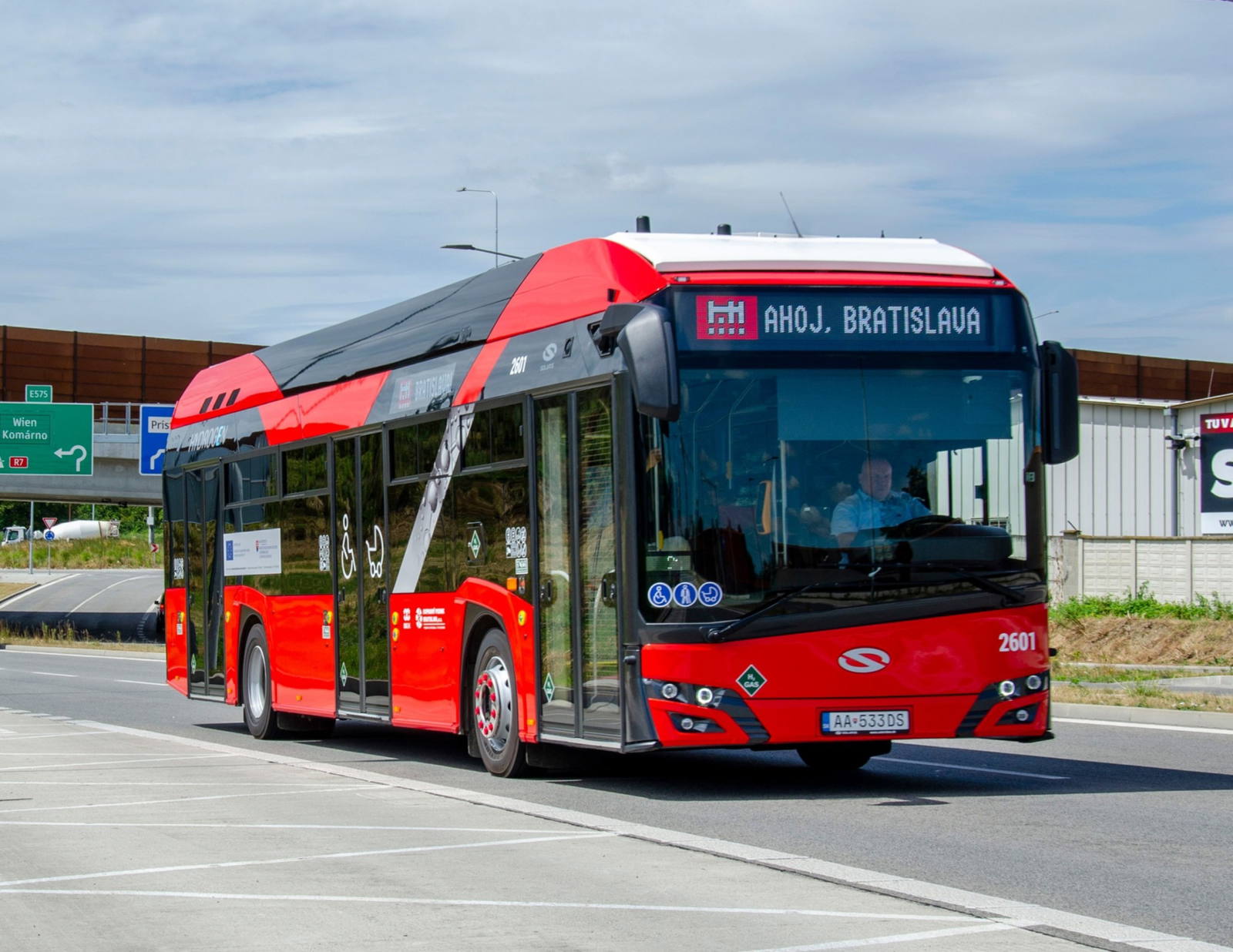 Augusztus 1-én forgalomba állnak a pozsonyi Solaris hidrogénbuszok