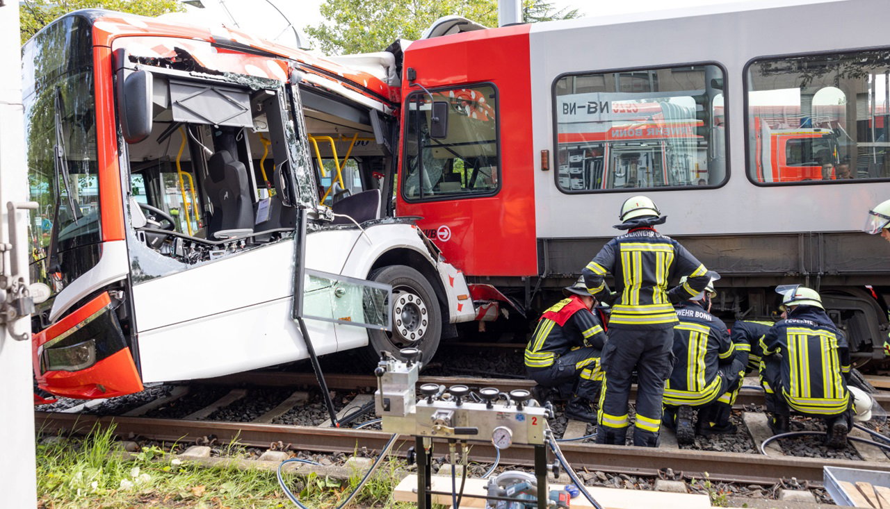 Csuklós MAN Lion’s City és Stadtbahn ütközött Bonnban
