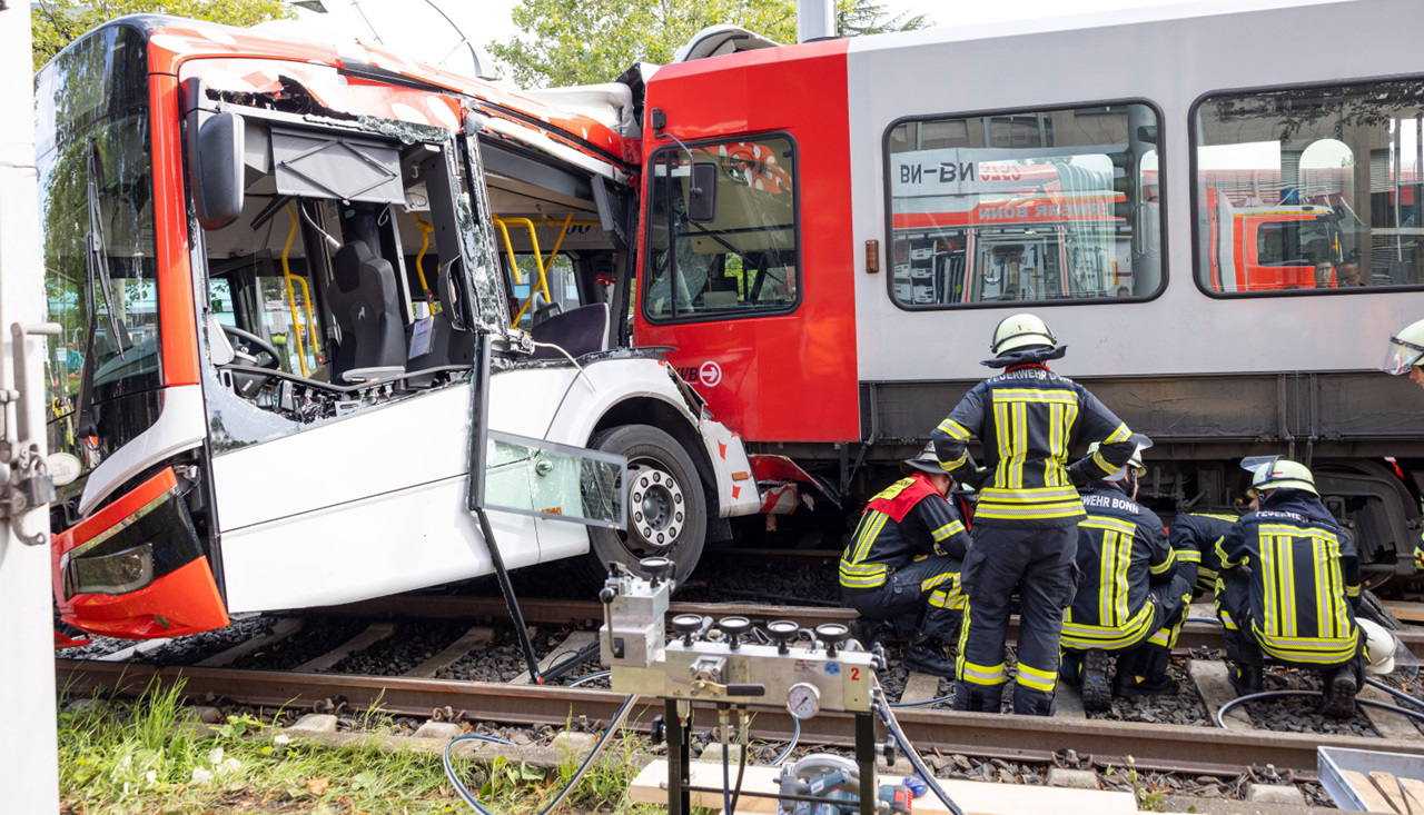 Csuklós MAN Lion’s City és Stadtbahn ütközött Bonnban