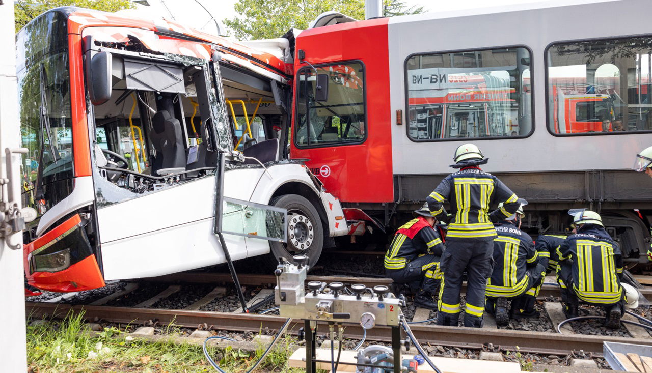 Csuklós MAN Lion’s City és Stadtbahn ütközött Bonnban