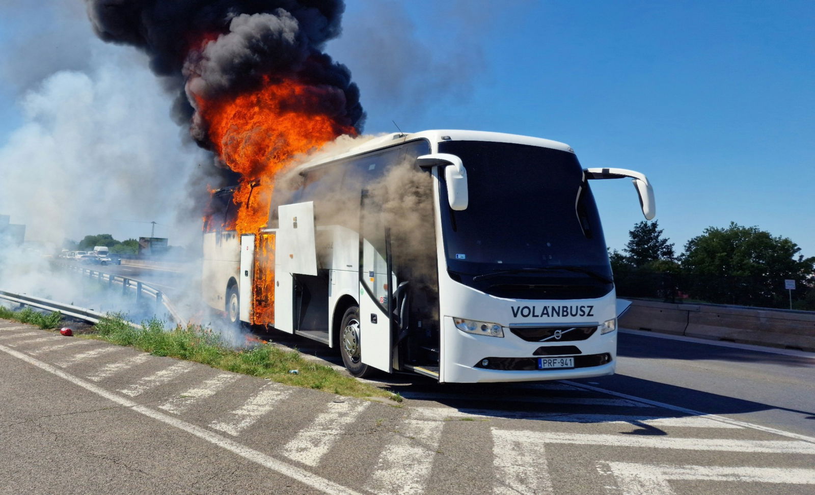 Kigyulladt és teljesen kiégett a Volánbusz egyik Volvo 9700-asa