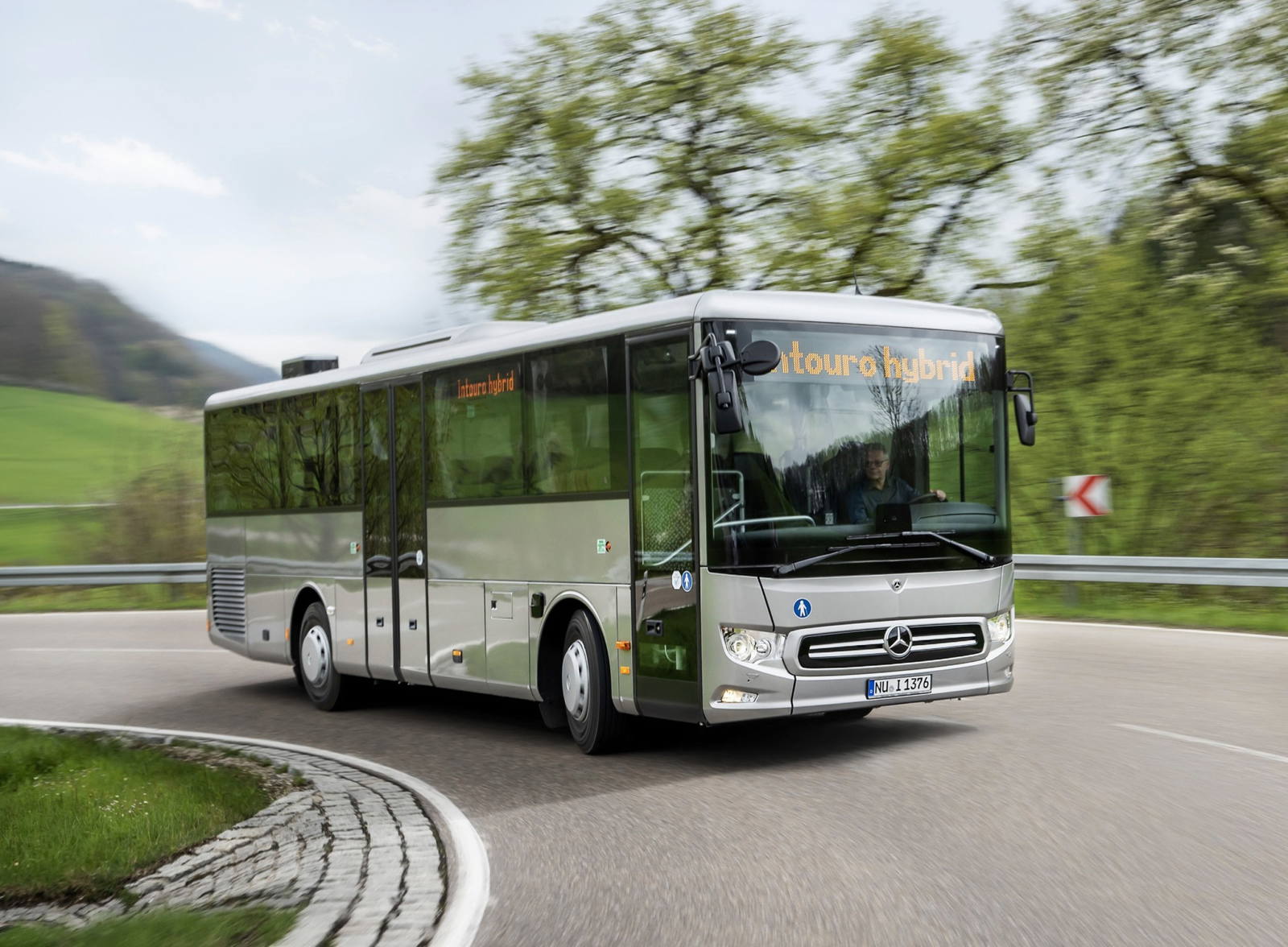 Mercedes-Benz Intouro K Hybrid tesztbuszt próbálhatnak ki a hazai üzemeltetők