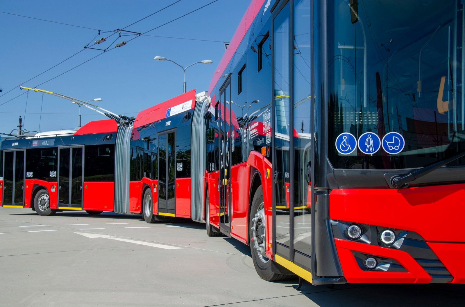 Bemutatkozott Pozsony első 25 méteres trolibusza