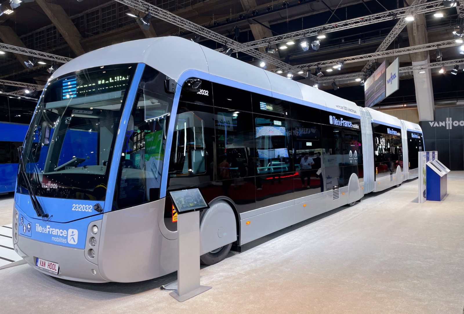 Úttestbe integrált töltőrendszerrel tölthető duplacsuklós villanybuszt mutatott be a Van Hool