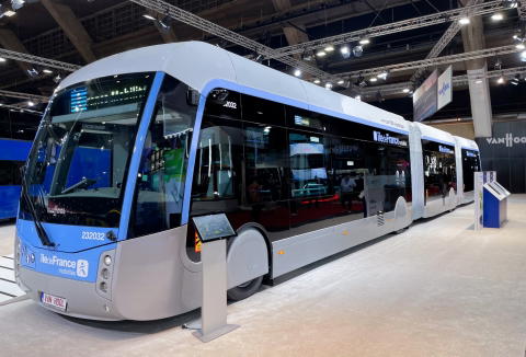 Úttestbe integrált töltőrendszerrel tölthető duplacsuklós villanybuszt mutatott be a Van Hool