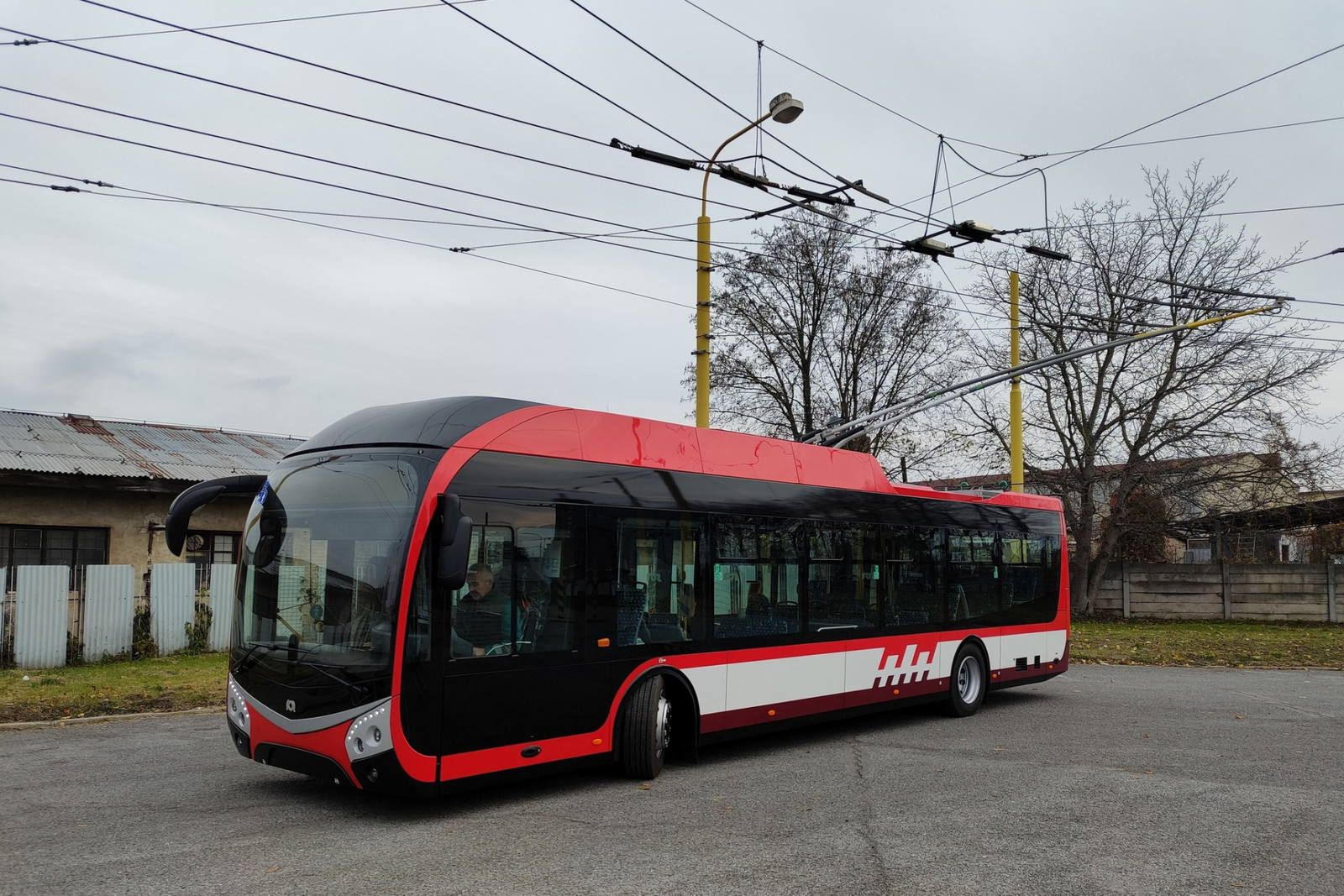 Megérkezett Eperjesre az első új SOR TNS 12 trolibusz