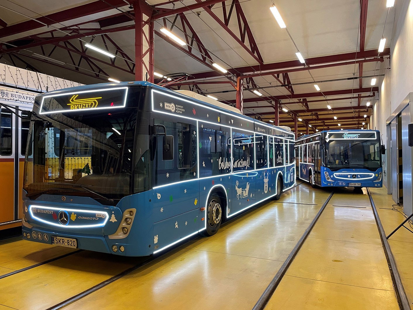 Elindult a BKV kilenc feldíszített járműből álló idei ünnepi fényflottája