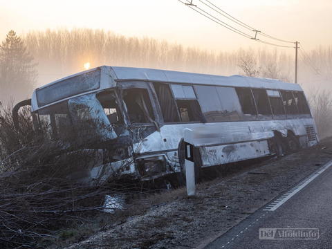 Volános Ikarus EAG és egy szerb nyerges vontató karambolozott Kiskunhalasnál