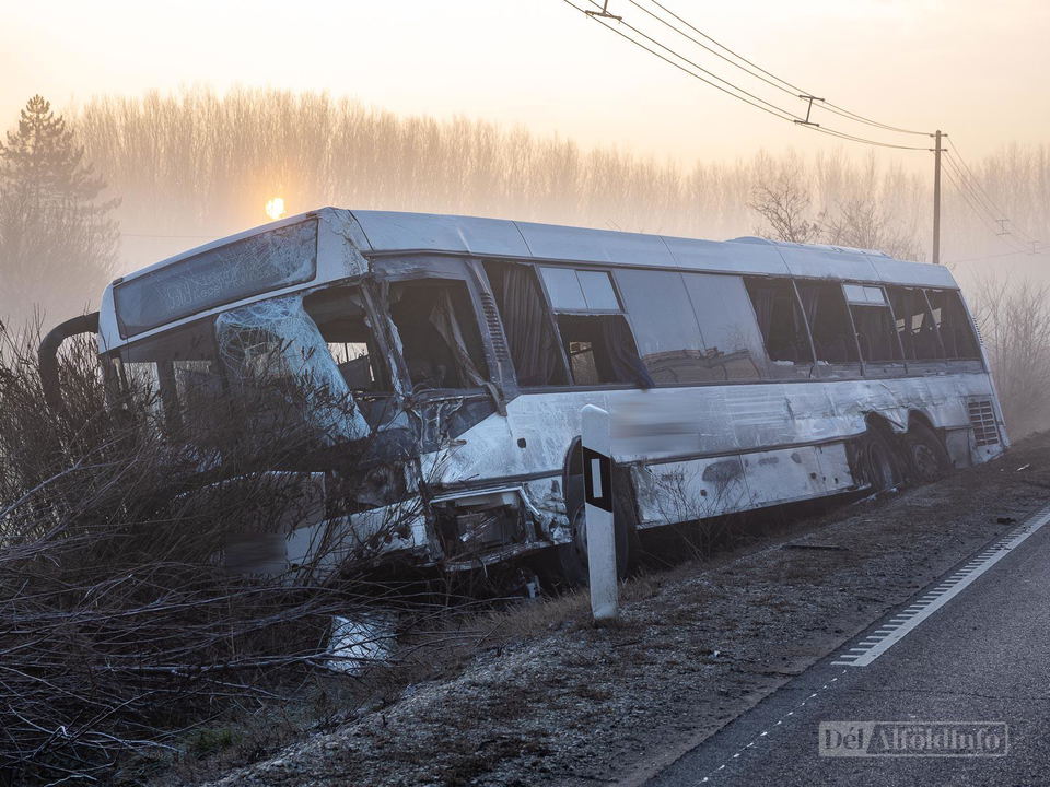 Volános Ikarus EAG és egy szerb nyerges vontató karambolozott Kiskunhalasnál