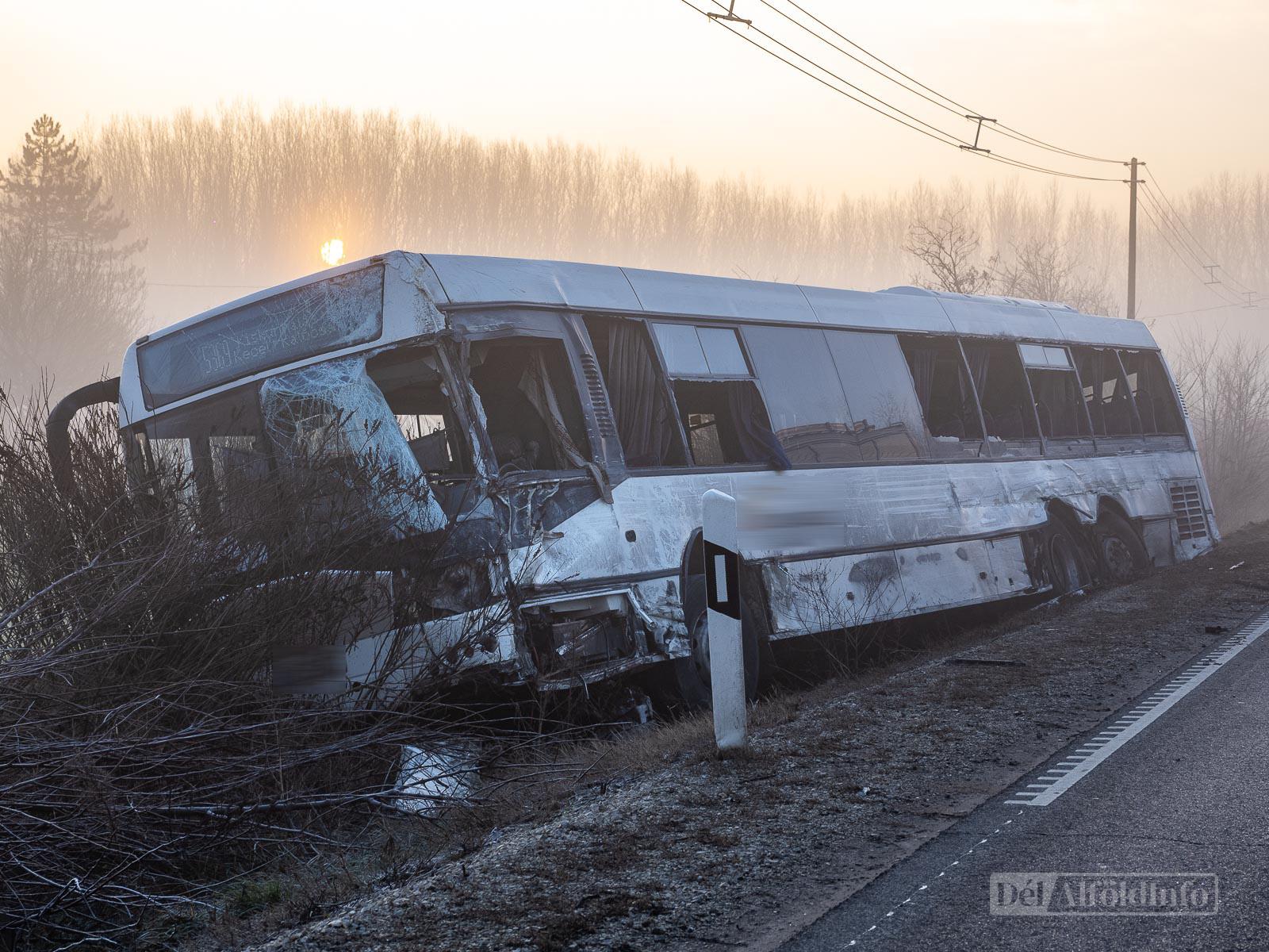 Volános Ikarus EAG és egy szerb nyerges vontató karambolozott Kiskunhalasnál
