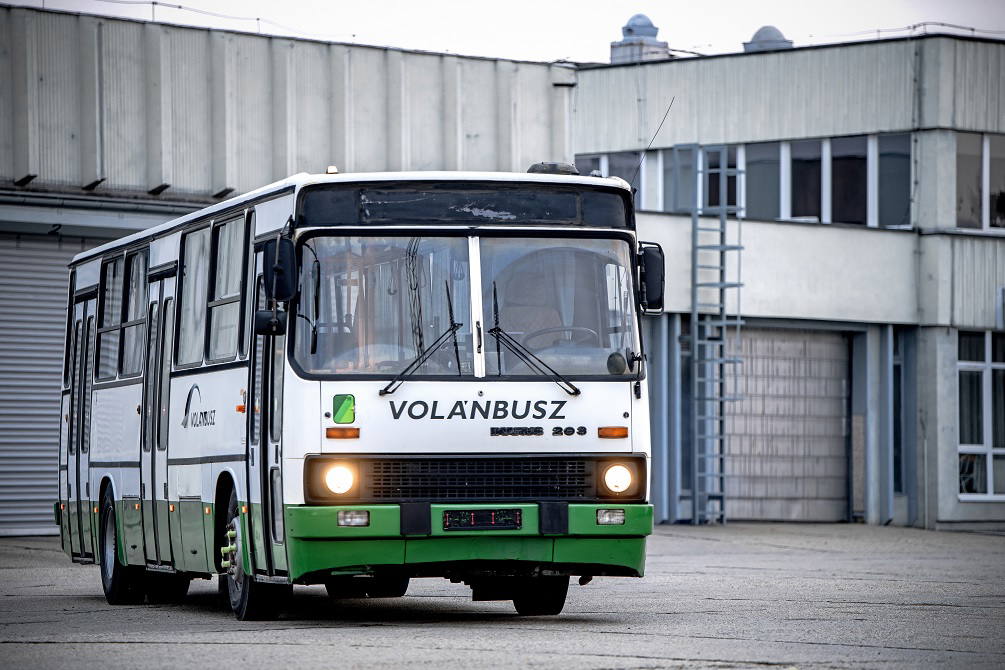 Jótékony célt támogat az egyik Ikarus 263-asának elárverezésével a Volánbusz