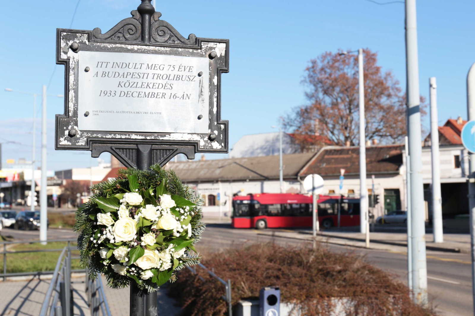 Kilencven éves a budapesti trolibuszközlekedés – koszorúzással emlékezett a BKV