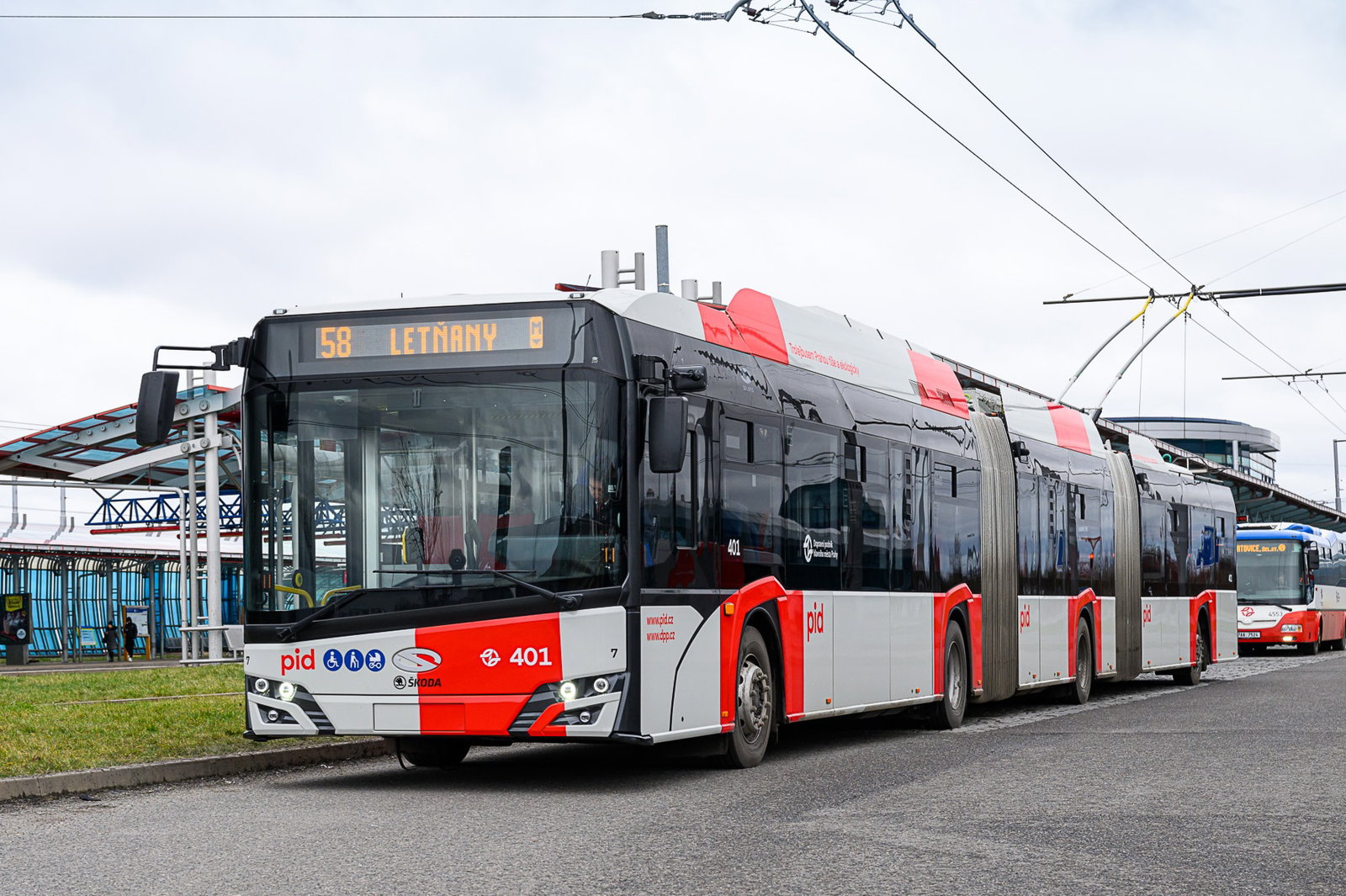 Már utasokkal próbáznak Prága duplacsuklós Solaris Trollinói